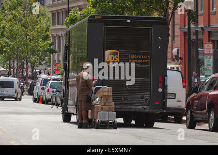 UPS Lieferung Mann Pakete - Washington, DC USA liefern wird vorbereitet Stockfoto