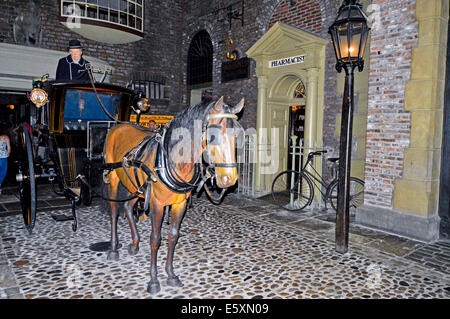 Ansicht des Kirkgate, einer nachgebauten viktorianischen Straße am York Castle Museum, York, North Yorkshire, England, Vereinigtes Königreich Stockfoto