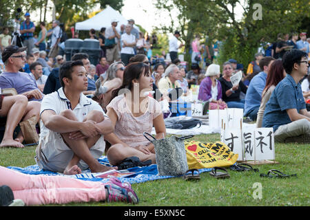 Aus aus Hiroshima, Hoffnung - 6. August 2014. Die jährliche Laterne schwimmende Zeremonie zu Ehren der Opfer der Bombenangriffe auf Hiroshima und Nagasaki und alle Opfer von Gewalt. Diese Veranstaltung wird durch eine Sortierung des Friedens, religiöse, bürgerliche Freiheiten und Kulturerbe Organisationen organisiert. Die jährliche Zeremonie ist eine Adaption von einem alten japanischen buddhistischen Ritual, die Toro Nagashi, in die Laternen repräsentieren die Seelen der Toten heraus zum Meer geschwommen sind und Gebete werden angeboten, dass die Seelen in Frieden ruhen können. Stockfoto