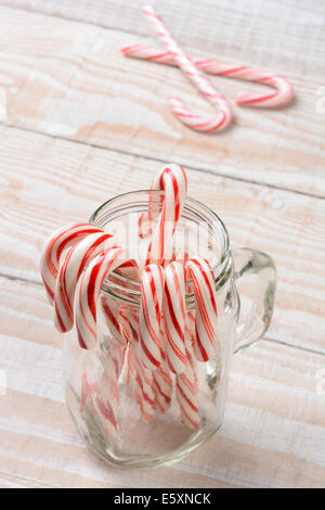 Ein Glas mit Zuckerstangen auf einem Holztisch. Hohen Winkel gedreht mit geringen Schärfentiefe. Stockfoto