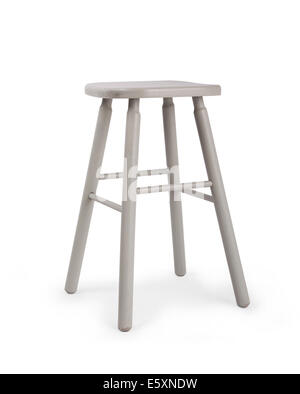 Alte graue Holzhocker isoliert auf weißem Hintergrund Stockfoto