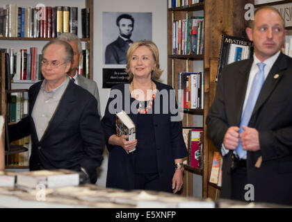 Huntington, New York, USA - 6. August 2014 - HILLARY RODHAM CLINTON kommt zu Signierstunde um ihre neue Memoiren, schwierige Entscheidungen, bei Buch Revue in Huntington, Long Island, während eine landesweite Tour zu fördern. Links von ihr sind Miteigentümer Buch Revue, Brüder RICHARD KLEIN, und hinter ihm ROBERT KLEIN. Clintons Buch geht es um ihre vier Jahre als Amerikas 67. Secretary Of State und wie sie ihre Sicht auf die Zukunft beeinflussen. Bildnachweis: Ann E Parry/Alamy Live-Nachrichten Stockfoto