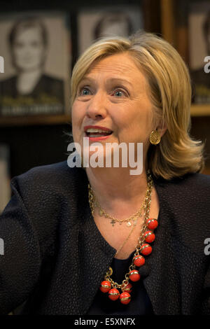 Huntington, New York, USA - 6. August 2014 - Hillary Rodham Clinton fördert ihre neue Memoiren, schwierige Entscheidungen, bei einer Signierstunde Event bei Buch Revue in Huntington, Long Island, während eine landesweite Tour. Clintons Buch geht es um ihre vier Jahre als Amerikas 67. Secretary Of State und wie sie ihre Sicht auf die Zukunft beeinflussen. Bildnachweis: Ann E Parry/Alamy Live-Nachrichten Stockfoto