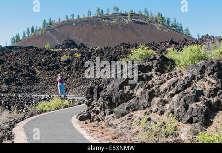 Oregon, Newberry National Volcanic Monument, Lava Butte, Weg von dem geschmolzenen Land Stockfoto