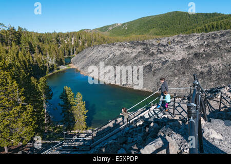 Oregon, Newberry National Volcanic Monument, Newberry Crater, Big Obsidian Flow, Treppe zum oberen Aussichtspunkt, Lost Lake Stockfoto