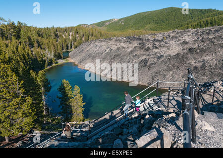 Oregon, Newberry National Volcanic Monument, Newberry Crater, Big Obsidian Flow, Treppe zum oberen Aussichtspunkt, Lost Lake Stockfoto