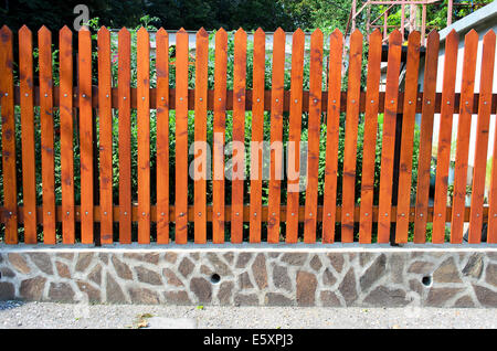 Zaun aus Holzlatten auf den Steinen. Stockfoto