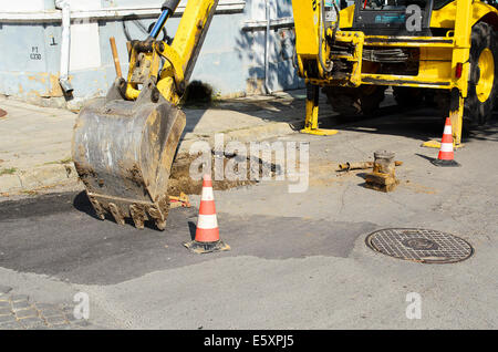 Öffentliche Straße Tag Wartungsarbeiten, Bagger arbeiten Stockfoto