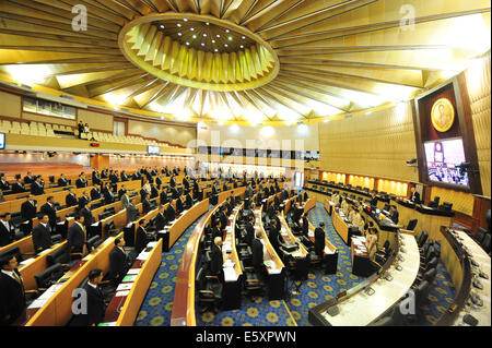 Bangkok. 8. August 2014. Foto aufgenommen am 8. August 2014 zeigt Mitglieder der Gesetzgebenden Nationalversammlung am Parliament House in Bangkok, Thailand. Thailands National Legislative Assembly (NLA), der neugeformten gesetzgebenden Körperschaft am Freitagmorgen einberufen, die erste Sitzung um seinen Präsidenten und zwei Vizepräsidenten zu wählen. © Rachen Sageamsak/Xinhua/Alamy Live-Nachrichten Stockfoto