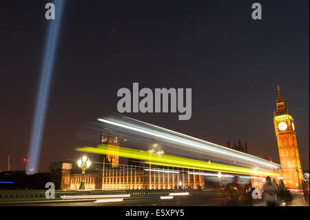 Victoria Tower Gardens, London UK. 7. August 2014. Spektren, eine Installation von 49 Strahler schießt einen vertikalen Lichtschacht 15 Kilometer in den Himmel über London zu Beginn des 1. Weltkrieges, gesehen von der Westminster Bridge zu gedenken. Spectra wurde im Auftrag des Bürgermeisters von London & 14-18 Centenary Kunst Kommissionen und des japanischen Künstlers Ryoji Ikeda. Bildnachweis: Malcolm Park Leitartikel/Alamy Live-Nachrichten. Stockfoto