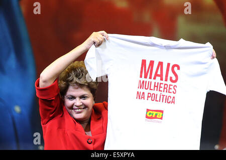 Sao Paulo, Brasilien. 7. August 2014. Brasilianische Präsidentin Dilma Rousseff hat ein T-shirt während einer Kampagne Veranstaltung in Sao Paulo, Brasilien, am 7. August 2014. Brasilien hält die Präsidentschaftswahlen im Oktober. Bildnachweis: Rahel Patras/Xinhua/Alamy Live-Nachrichten Stockfoto