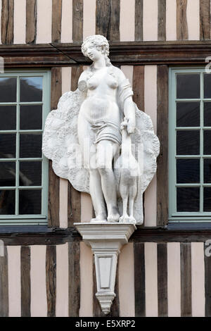 Venus mit einem Pfau, Deko-Figur an der Fassade eines Fachwerkhauses Norman, Rouen, Seine-Maritime, Haute-Normandie Stockfoto