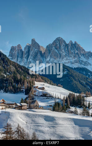 Geisler-Berge und die Stadt Santa Maddalena in Val di Funes, Dolomiten, Südtirol, Italien Stockfoto