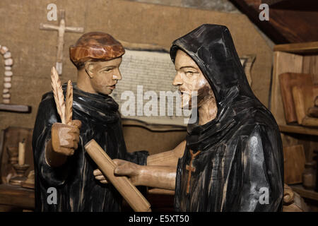 Holzfiguren - Mönche im Kloster. Umschreiben der Heiligen Schrift in der alten slawischen Sprache. Stockfoto