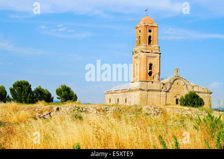 Blick auf die Kirche von Sant Pere in Poble Vell de Corbera d in Spanien Stockfoto