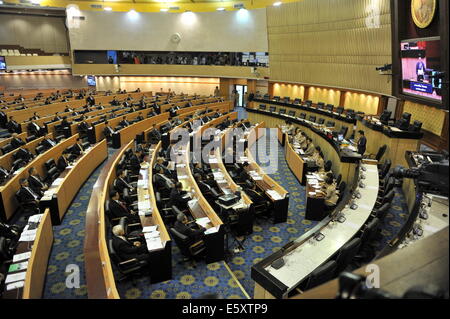 Bangkok, Thailand. 8. August 2014. Die Mitglieder besuchen die erste Sitzung von Thailands National Legislative Assembly (NLA) in Bangkok, Thailand, 8. August 2014. Thailands National Legislative Assembly (NLA), der neugeformten gesetzgebenden Körperschaft am Freitagmorgen einberufen, die erste Sitzung um seinen Präsidenten und zwei Vizepräsidenten zu wählen. © Gao Jianjun/Xinhua/Alamy Live-Nachrichten Stockfoto