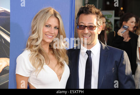 Los Angeles, Kalifornien, USA. 7. August 2014. Regisseur LUKE GREENFIELD und Frau SARAH BALDWIN Teilnahme an der "Lasst uns werden Cops" Premiere im Cinerama Dome statt. Bildnachweis: D. Long/Globe Fotos/ZUMA Draht/Alamy Live-Nachrichten Stockfoto