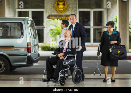 Bangkok, Bangkok, Thailand. 8. August 2014. SOMPORN THEPSITTHA, 89, das älteste Mitglied der Assemblée nationale Legislative kommt die NLA-Tagung. Die thailändischen nationalen Legislative Assembly (NLA) trafen sich Freitag im Bundestags-Gebäude in Bangkok, legislative Führung zu wählen. Die NLA wurde von der thailändischen Junta offiziell als der Nationalrat für Frieden und Ordnung (NCPO), ernannt und soll um Thailand zurück zu einer Zivilregierung zu führen, nach ein Militärputsch die gewählte Regierung im Mai stürzte. Es gibt 197 Mitglieder der NLA. Die Mitgliedschaft ist in Richtung des Militärs geneigt. Von der Ro Stockfoto