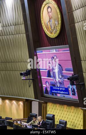 8. August 2014 - Bangkok, Bangkok, Thailand - SOMPORN THEPSITTHA, 89, das älteste Mitglied der Gesetzgebenden Nationalversammlung, leitet die ersten NLA-Versammlung. Die thailändischen nationalen Legislative Assembly (NLA) trafen sich Freitag im Bundestags-Gebäude in Bangkok, legislative Führung zu wählen. Die NLA wurde von der thailändischen Junta offiziell als der Nationalrat für Frieden und Ordnung (NCPO), ernannt und soll um Thailand zurück zu einer Zivilregierung zu führen, nach ein Militärputsch die gewählte Regierung im Mai stürzte. Es gibt 197 Mitglieder der NLA. Die Mitgliedschaft ist in Richtung des Militärs geneigt. Stockfoto