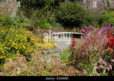 Die Walled Garden in The Garden House Buckland Monachorum Yelverton Devon an einem Sommer-Nachmittag Stockfoto