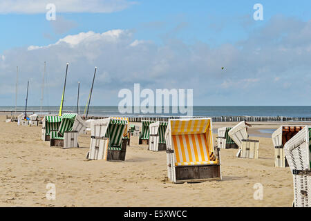 Katamaran Masten hinter Liegestühle auf der Insel Wangerooge, 18. August 2013 Stockfoto