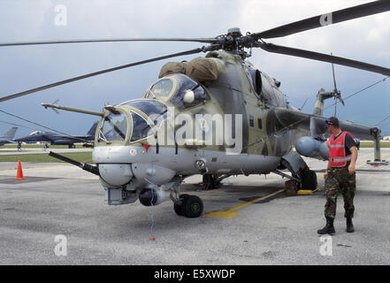 Russische Kampfhubschrauber MIL 24 der kroatischen Luftwaffe gebaut Stockfoto