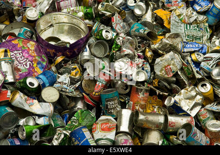 Hautnah auf zerkleinerten Speisen und Getränke Dosen warten auf recycling bei einer Recycling-Anlage in Lancashire, England. Stockfoto