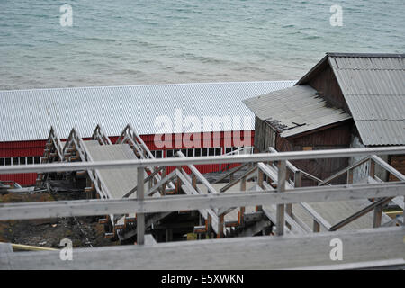 Blick von oben auf Holztreppe und Gebäude in den Isfjord 21. August 2012 Stockfoto