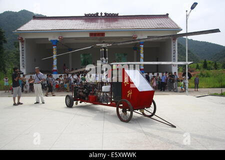 Dexing, China. 7. August 2014. AUGUST 07: Jiang Changgen bereitet Testflug im Dajia Village am 7. August 2014 in Dexing, Jiangxi Provinz in China. 52-j hrige Jiang Changgen verbrachte zwei Jahre und 100.000 Yuan (16.200 USD) machen die koaxialen-Helikopter. Der Hubschrauber ist 4 Meter lang und 2,65 Meter hoch und wiegt 900 Kilogramm. Seine Rotorblatt ist acht Meter lang. Jiang versucht mehr als zehn Minuten, aber er war erfolgreich. Bildnachweis: SIPA Asien/ZUMA Draht/Alamy Live-Nachrichten Stockfoto