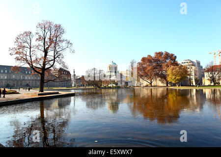 Schöner Tag im Herbst am See Eckensee, Schlossgarten, Stuttgart-City, 17. November 2011. Stockfoto