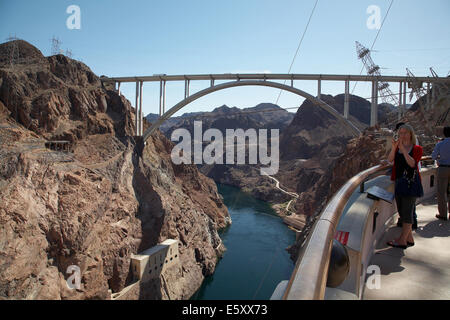 Mike O'callaghan - Pat Tillman Memorial Bridge Blick vom Besucherzentrum, das von den Hoover-Staudamm, Nevada, USA Umgehungsstraßen. Stockfoto