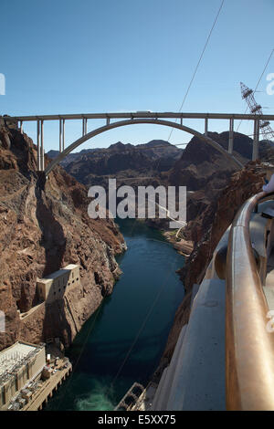 Mike O'callaghan - Pat Tillman Memorial Bridge Blick vom Besucherzentrum, das von den Hoover-Staudamm, Nevada, USA Umgehungsstraßen. Stockfoto