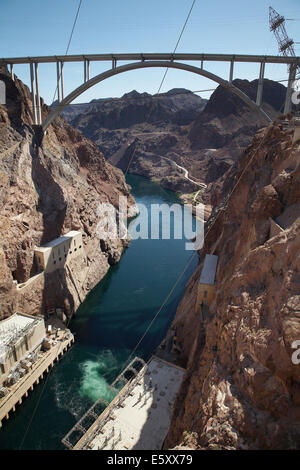 Mike O'callaghan - Pat Tillman Memorial Bridge Blick vom Besucherzentrum, das von den Hoover-Staudamm, Nevada, USA Umgehungsstraßen. Stockfoto