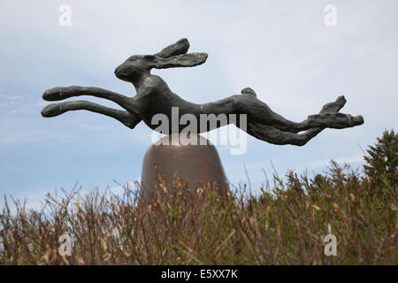 Hase auf Glocke auf Portland (Naturstein) Pfeiler von Barry Flanagan (1983) Minneapolis Skulptur Garten, Walker Art Center, Minnesota uns Stockfoto