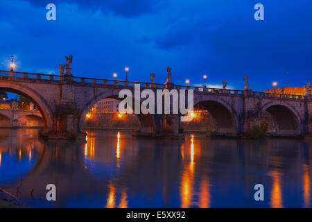 Sant Angelo, Sant Angelo Brücke bei Einbruch der Dunkelheit, des Flusses Tiber, Rom, Lazio, Italien zu überbrücken. Stockfoto