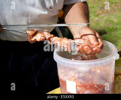 Zubereitung von Schaschlik outdoor im Urlaub der Ernte Stockfoto
