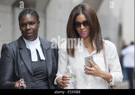 London, London, UK. 8. August 2014. Old Bailey, London, UK. 8. August 2014. Amal El-Wahabi und Nawal Msaad erreichen die Old Bailey in London, die Gesicht Gebühren im Zusammenhang mit der Vermittlung von angeblich Mittel, die Sie wussten oder verdächtigt wurden, für terroristische Zwecke verwendet werden. Amal El-Wahabi, 27, aus Nord-West-London und Nawal Msaad, 27, aus Nord-London, bestreiten sowohl die Gebühren. Im Bild mit Sonnenbrille: Nawal Msaad. © Lee Thomas/ZUMA Draht/Alamy Live-Nachrichten Stockfoto