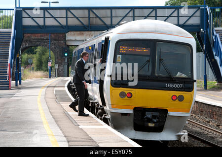 Chiltern Railways Klasse 165 Zug Haltestelle Hatton, Warwickshire, UK Stockfoto