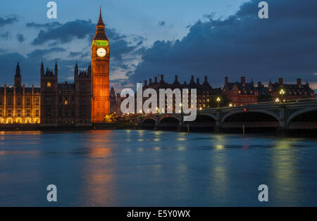 Der Turm von Big Ben nach Sonnenuntergang im Sommer mit Lichter von Westminster Bridge spiegelt sich auf der Themse. Stockfoto