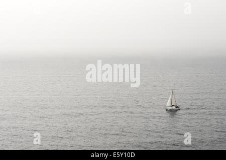 einsamen Segelboot auf dem Wasser Stockfoto