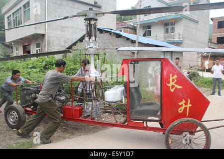 Dexing, China. 7. August 2014. AUGUST 07: Jiang Changgen bereitet Testflug im Dajia Village am 7. August 2014 in Dexing, Jiangxi Provinz in China. 52-j hrige Jiang Changgen verbrachte zwei Jahre und 100.000 Yuan (16.200 USD) machen die koaxialen-Helikopter. Der Hubschrauber ist 4 Meter lang und 2,65 Meter hoch und wiegt 900 Kilogramm. Seine Rotorblatt ist acht Meter lang. Jiang versucht mehr als zehn Minuten, aber er war erfolgreich. Bildnachweis: SIPA Asien/ZUMA Draht/Alamy Live-Nachrichten Stockfoto