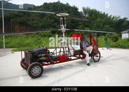 Dexing, China. 7. August 2014. AUGUST 07: Jiang Changgen bereitet Testflug im Dajia Village am 7. August 2014 in Dexing, Jiangxi Provinz in China. 52-j hrige Jiang Changgen verbrachte zwei Jahre und 100.000 Yuan (16.200 USD) machen die koaxialen-Helikopter. Der Hubschrauber ist 4 Meter lang und 2,65 Meter hoch und wiegt 900 Kilogramm. Seine Rotorblatt ist acht Meter lang. Jiang versucht mehr als zehn Minuten, aber er war erfolgreich. Bildnachweis: SIPA Asien/ZUMA Draht/Alamy Live-Nachrichten Stockfoto