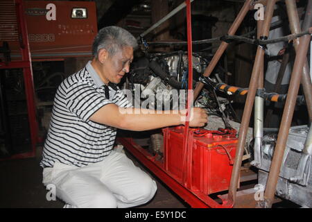 Dexing, China. 7. August 2014. AUGUST 07: Jiang Changgen bereitet Testflug im Dajia Village am 7. August 2014 in Dexing, Jiangxi Provinz in China. 52-j hrige Jiang Changgen verbrachte zwei Jahre und 100.000 Yuan (16.200 USD) machen die koaxialen-Helikopter. Der Hubschrauber ist 4 Meter lang und 2,65 Meter hoch und wiegt 900 Kilogramm. Seine Rotorblatt ist acht Meter lang. Jiang versucht mehr als zehn Minuten, aber er war erfolgreich. Bildnachweis: SIPA Asien/ZUMA Draht/Alamy Live-Nachrichten Stockfoto