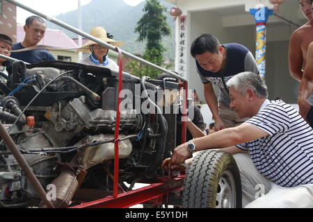 Dexing, China. 7. August 2014. AUGUST 07: Jiang Changgen bereitet Testflug im Dajia Village am 7. August 2014 in Dexing, Jiangxi Provinz in China. 52-j hrige Jiang Changgen verbrachte zwei Jahre und 100.000 Yuan (16.200 USD) machen die koaxialen-Helikopter. Der Hubschrauber ist 4 Meter lang und 2,65 Meter hoch und wiegt 900 Kilogramm. Seine Rotorblatt ist acht Meter lang. Jiang versucht mehr als zehn Minuten, aber er war erfolgreich. Bildnachweis: SIPA Asien/ZUMA Draht/Alamy Live-Nachrichten Stockfoto