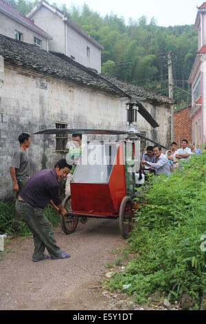 Dexing, China. 7. August 2014. AUGUST 07: Jiang Changgen bereitet Testflug im Dajia Village am 7. August 2014 in Dexing, Jiangxi Provinz in China. 52-j hrige Jiang Changgen verbrachte zwei Jahre und 100.000 Yuan (16.200 USD) machen die koaxialen-Helikopter. Der Hubschrauber ist 4 Meter lang und 2,65 Meter hoch und wiegt 900 Kilogramm. Seine Rotorblatt ist acht Meter lang. Jiang versucht mehr als zehn Minuten, aber er war erfolgreich. Bildnachweis: SIPA Asien/ZUMA Draht/Alamy Live-Nachrichten Stockfoto