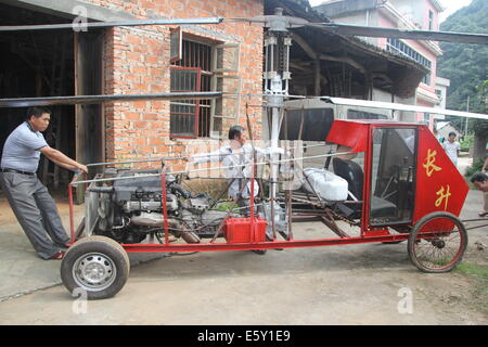 Dexing, China. 7. August 2014. AUGUST 07: Jiang Changgen bereitet Testflug im Dajia Village am 7. August 2014 in Dexing, Jiangxi Provinz in China. 52-j hrige Jiang Changgen verbrachte zwei Jahre und 100.000 Yuan (16.200 USD) machen die koaxialen-Helikopter. Der Hubschrauber ist 4 Meter lang und 2,65 Meter hoch und wiegt 900 Kilogramm. Seine Rotorblatt ist acht Meter lang. Jiang versucht mehr als zehn Minuten, aber er war erfolgreich. Bildnachweis: SIPA Asien/ZUMA Draht/Alamy Live-Nachrichten Stockfoto