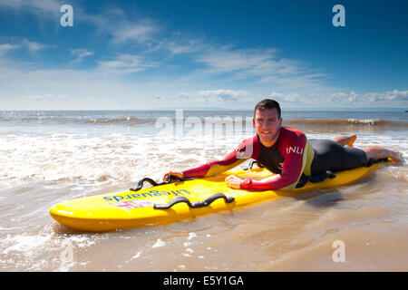 RNLI Rettungsschwimmer am Strand Whitmore Bay in Barry, South Wales. Stockfoto