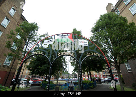 Pappel, London, UK. 8. August 2014. Die Kennzeichnung (ISIS) islamischen Staates im Irak und Levant wird entfernt, aus dem Nachlass Will Gauner in East London am Tag nach dem Flug am Eingang Credit: Amer Ghazzal/Alamy Live-Nachrichten Stockfoto