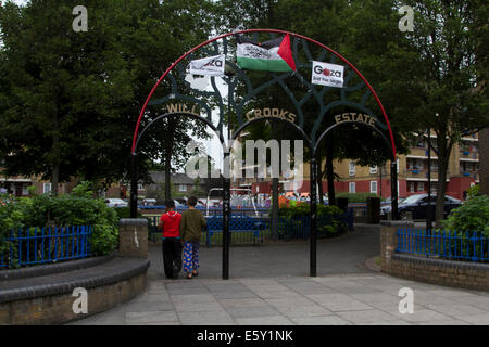 Pappel, London, UK. 8. August 2014. Die Kennzeichnung (ISIS) islamischen Staates im Irak und Levant wird entfernt, aus dem Nachlass Will Gauner in East London am Tag nach dem Flug am Eingang Credit: Amer Ghazzal/Alamy Live-Nachrichten Stockfoto