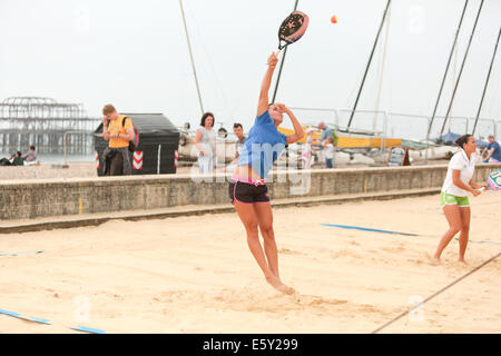 Beach Volley Ball Court, Kings Arches, Brighton Beach, Brighton, East Sussex, UK. Trainiere für Teilnehmer bei den European Beach Tennis Championships in Brighton Seafront, Brighton, East Sussex, Großbritannien. Dieses Bild zeigt Teams aus Großbritannien und Ungarn. August 2014 David Smith/Alamy Live News Stockfoto